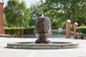 Mellem kirken og menighedshuset skulle der være plads til kirkekunst og mulighed for parkering