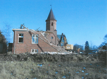 Nybyggeriet indebar, at det bevaringsvarige graverhus måtte nedrives.