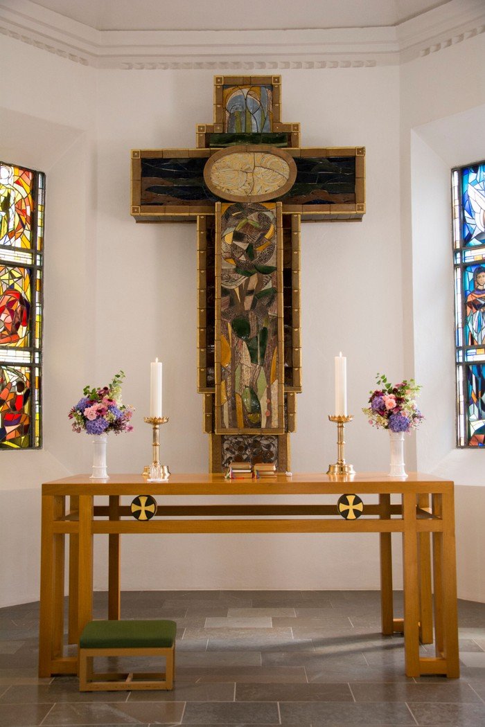 Kunstværk: Ny alterudsmykning i kirken